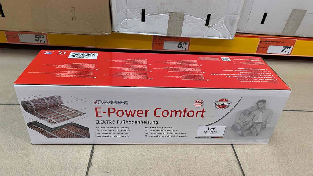 Elektrische Fussbodenheizung im Test: ein verpacktes Gerät steht auf Fliesen.