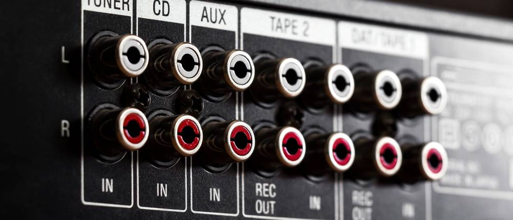 HiFi-Verstärker im Test: Eingänge in Nahaufnahme für fünf Player.