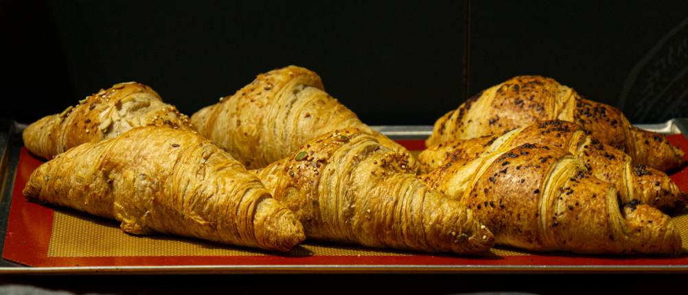 Wesco-Brotkästen-Test: Croissants liegen auf einem Blech.