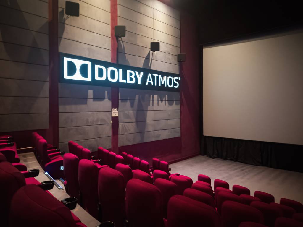 Klipsch-Lautsprecher im Test: ein leeres Kino mit roten Sitzen und einem Beleuchteten Doly Atmos Schriftzug an der Wand.