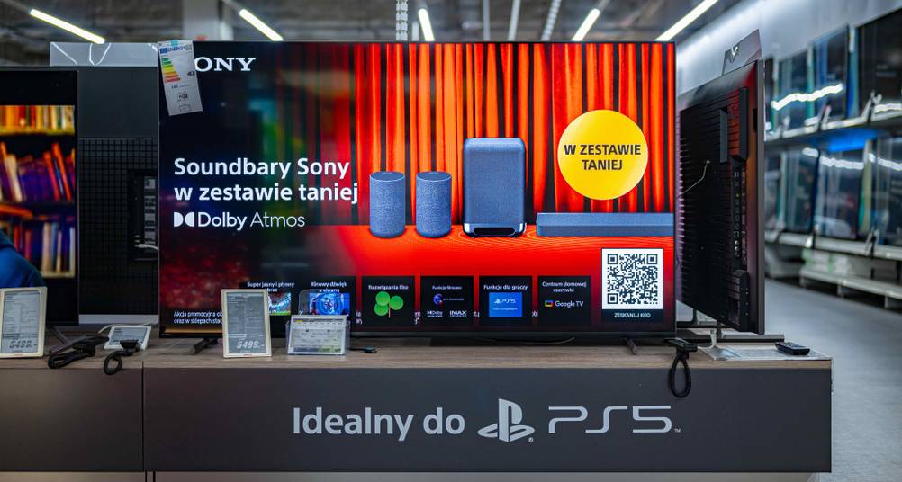 Sony-Fernseher-Test: Eine Verkaufsausstellung mit der PS5 von Sony und verschiedenen Lautsprechern