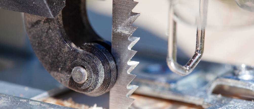 Stichsägeblatt im Test: Eine Nahaufnahme eines eingespannten Sägeblatts in der Stichsäge beim Holzsägen.