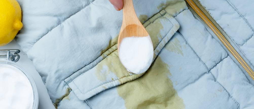 Waschsoda-Test: Ein Fleck auf einem Kleidungsstück wird mit Waschsoda entfernt.