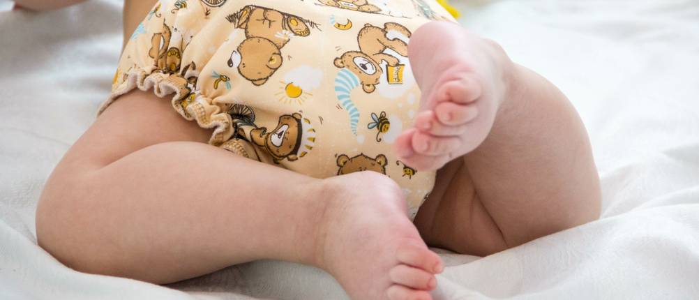 Stoffwindel-Test: Ein Baby trägt eine Windel mit niedlichen Bären darauf.