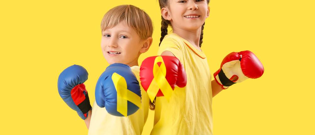 Kinder-Boxhandschuhe-Test: Ein Mädchen und ein Junge stehen nebeneinander und tragen dabei Boxhandschuhe.