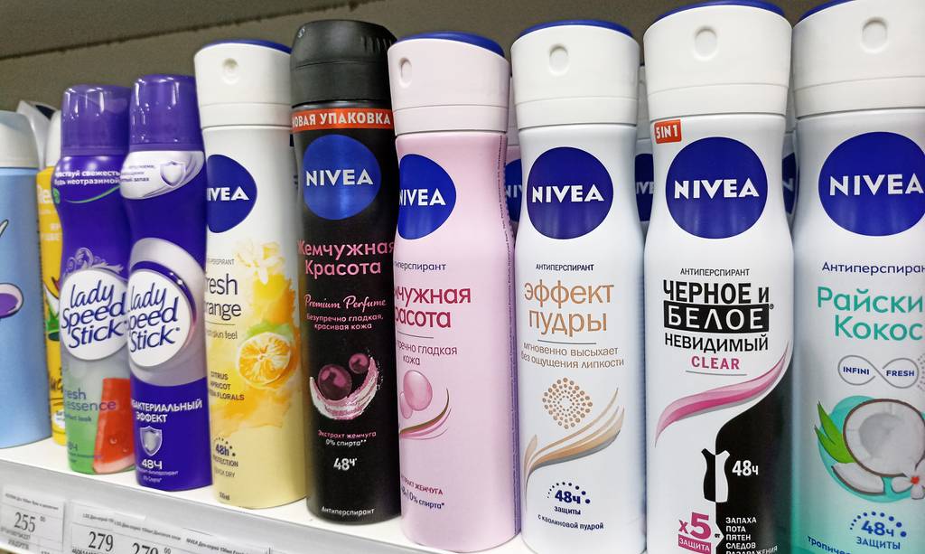 Deospray-Damen-Test: mehrere Deosprays von der Marke Nivea und anderen Herstellern stehen in einem Regal.
