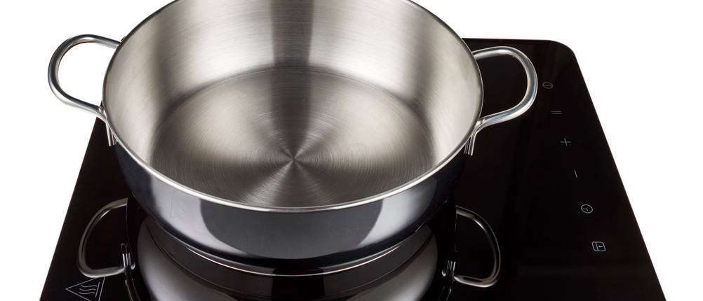 Rommelsbacher-Kochplatte im Test: Eine Induktionskochplate mit einem sauberen, leeren Edelstahltopf.