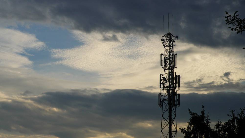 Telekom-Telefon im Test: Ein Sendemast vor einem bewölkten Himmel