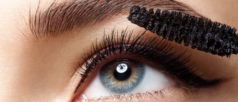 Artdeco-Mascaras-Test: Eine Mascara wird auf die Wimpern aufgetragen.