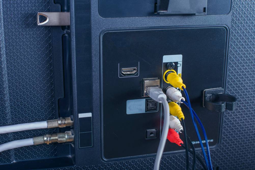 HDMI-Kabel im Test: Rückseite eines TV-Geräts mit verschiedenen Anschlüssen, darunter auch HDMI.