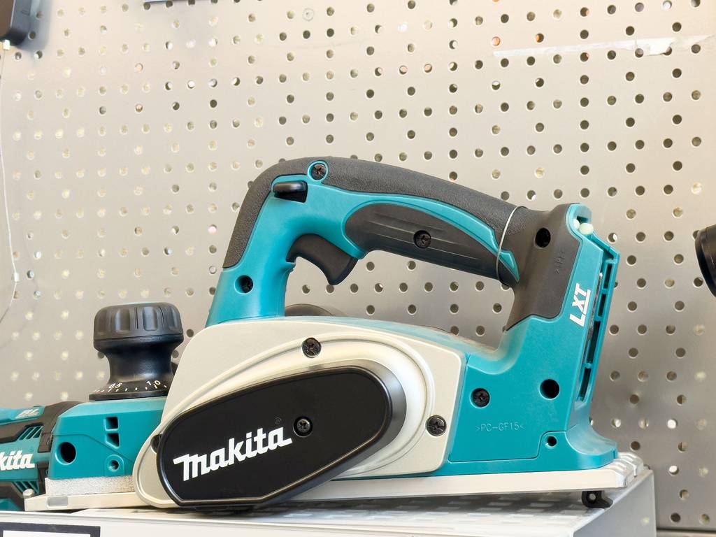Akku-Hobel im Test: ein Makita-Akku-Hobel – ohne eingesetzten Akku in einem Verkaufsregal.