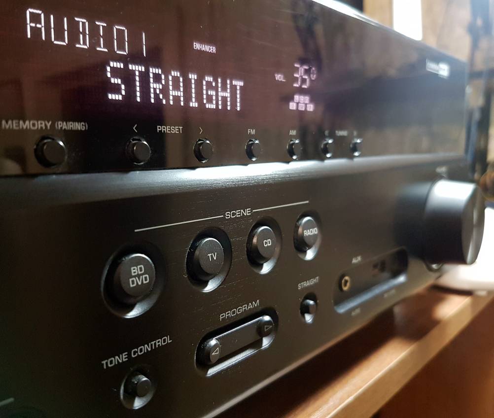 Stereo-Verstärker im Test: Ein Gerät bei dem auf die verschiedenen Endgeräte geschaltet werden kann.