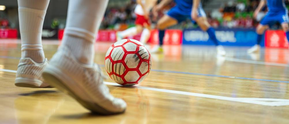 Futsal-Ball-Test: mehrere Personen spielen Futsal in einer Halle.