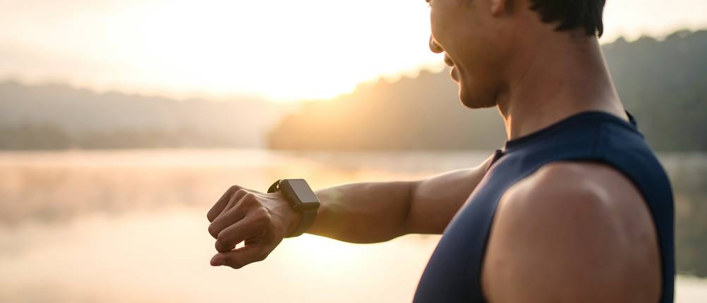 Trisuit-Herren-Test: Ein Mann schaut auf seine Uhr.
