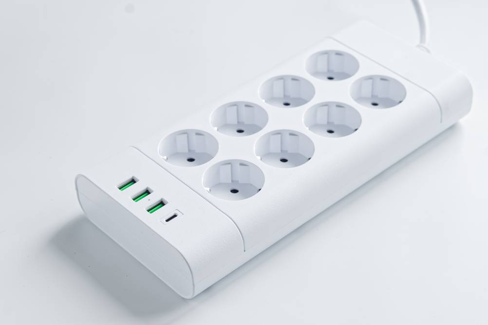 Steckdosenleiste 8-fach im Test: hier in Weiß mit vier zusätzlichen USB-Dosen, eine davon USB-C.