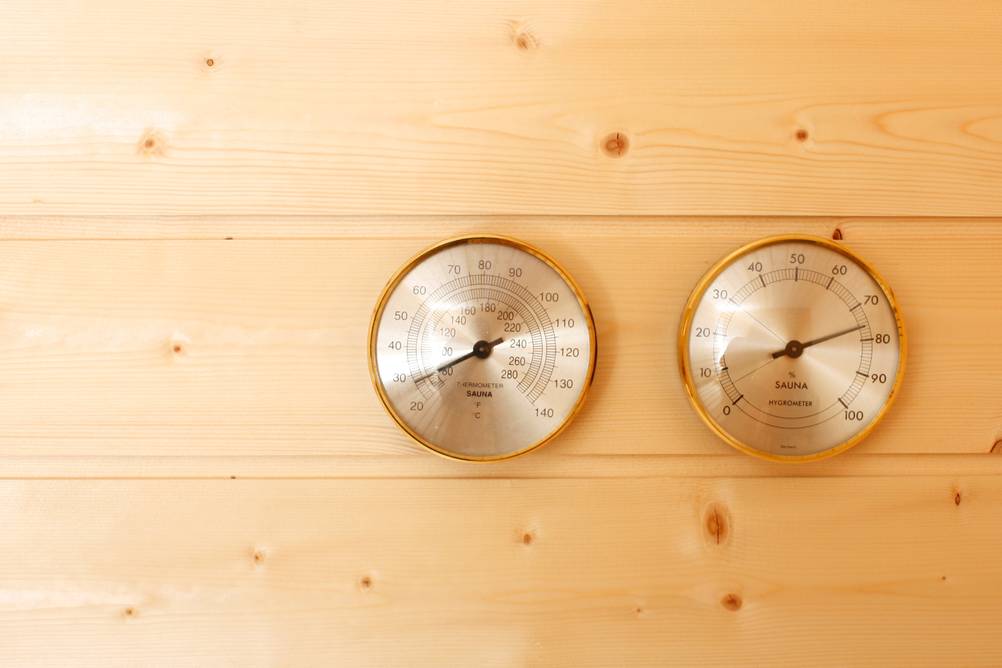 Sauna-Thermometer im Test: Links Thermometer rechts Hygrometer getrennt aber in gleicher Optik.