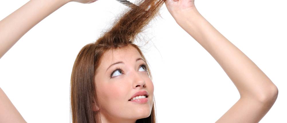 Toupierbürste-Test: Eine Frau toupiert sich die Haare.