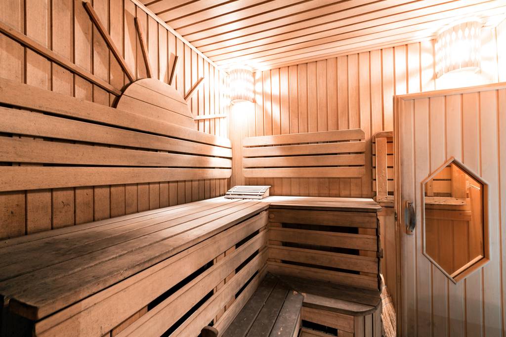 Saunaofen 6 kW im Test: Sauna mit starken Verschmutzungen.