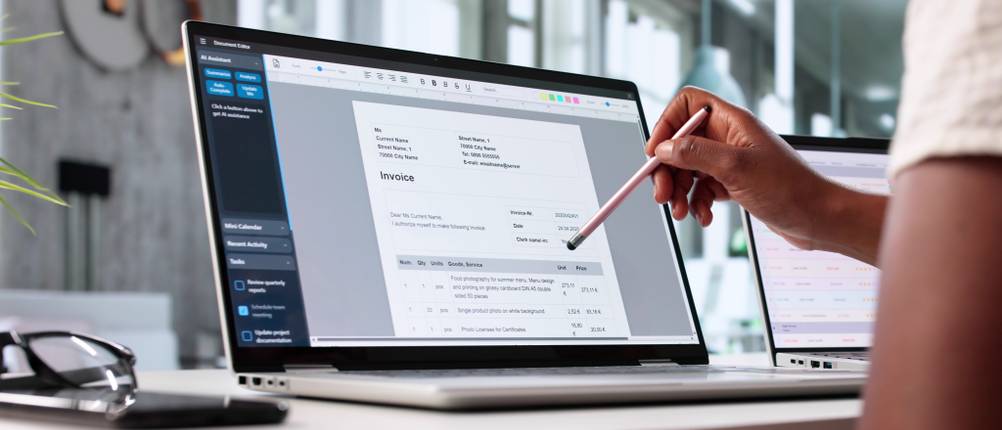 Rechnungsprogramm-Vergleich: Eine Frau bedient eine Rechnungssoftware an einem Laptop im Büro.