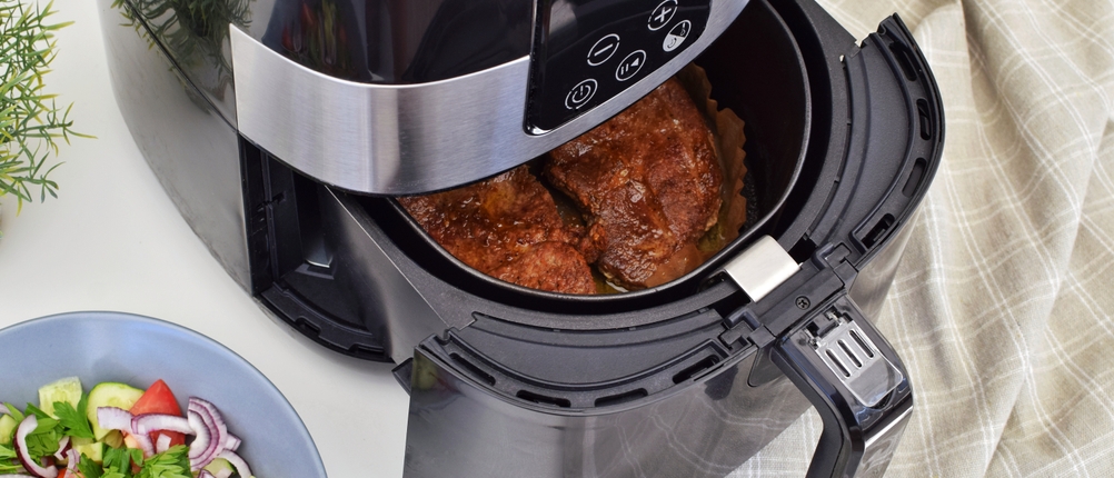 XXL-Heißluftfritteusen-Test: Man kann ganze Hähnchen in der Fritteuse zubereiten.