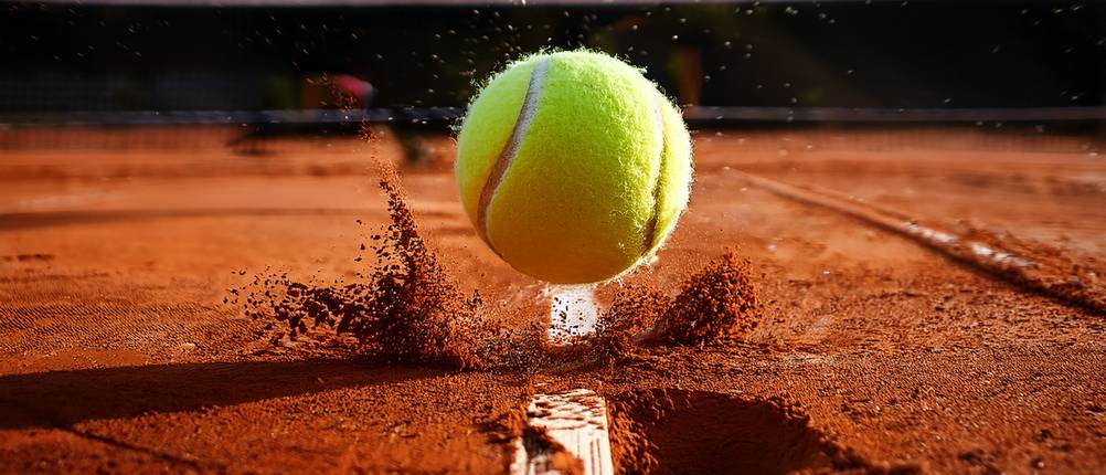 Tennisballmaschine-Test: Ein Tennisball fällt auf den Boden.