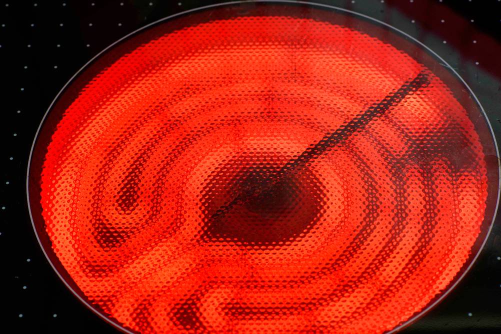 Rommelsbacher-Kochplatte im Test: leuchtend rote Heizspirale in einem Ceranfeld