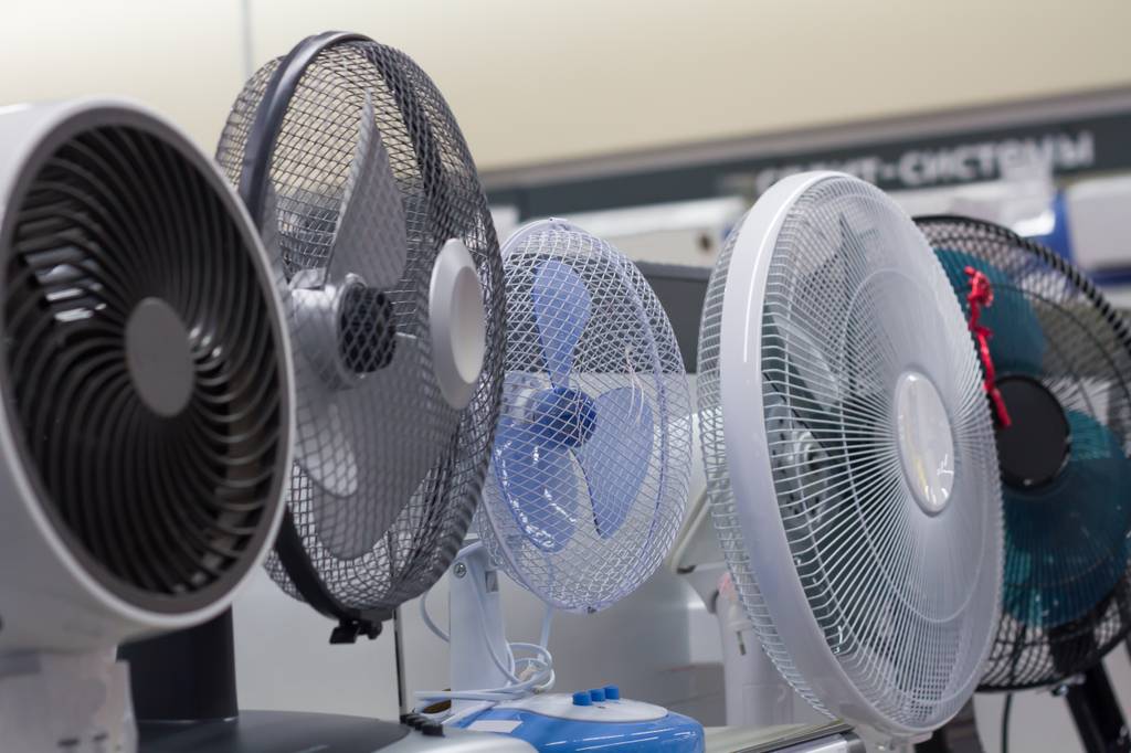 Brandson-Standventilator im Test: Verschiedene Ventilatoren stehen in einem Kaufhaus