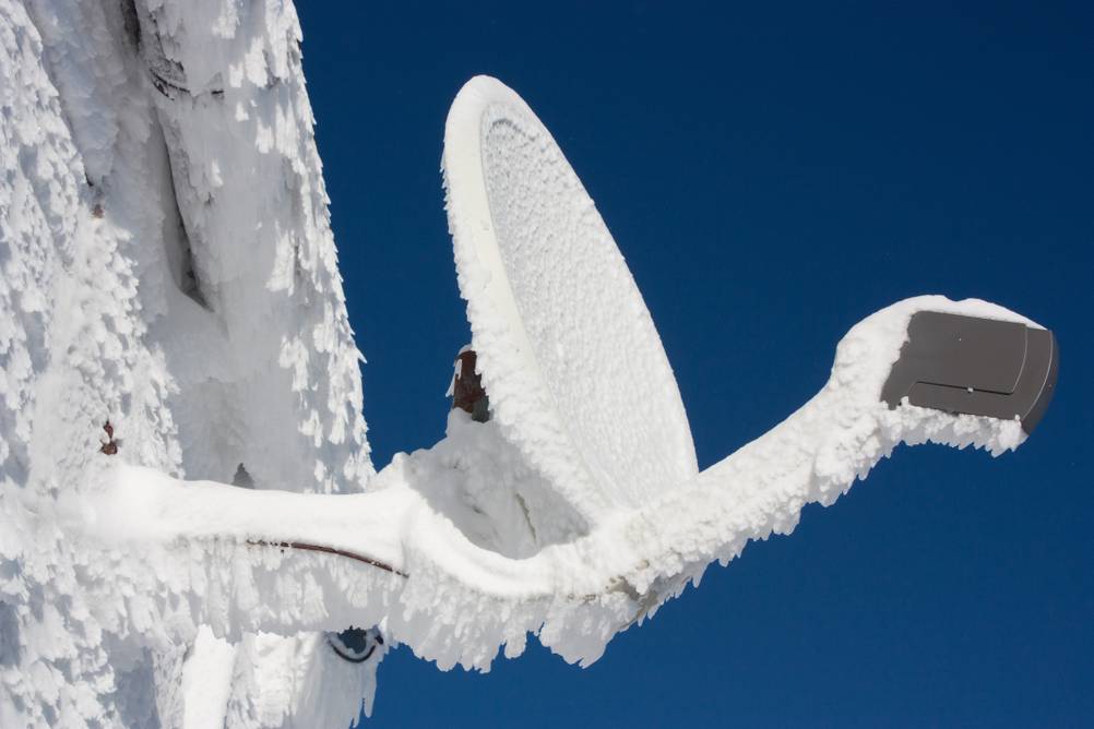 LNB-im-Test: völlig zugefroren mit einer dicken Schneeschicht