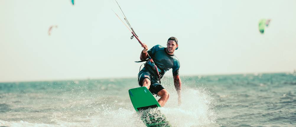 Kitebag-Test: Ein Mann beim Kitesurfen im Meer.