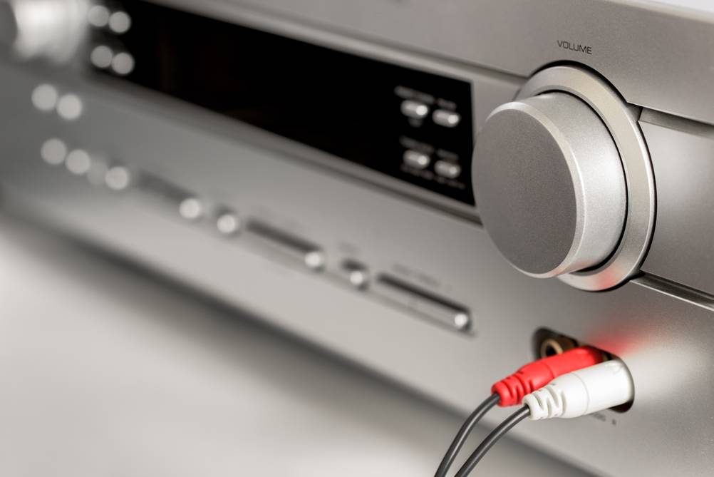 Stereo-Verstärker im Test: hier sind zwei 3,5-mm-Klingen in den Frontanschlüssen eingesteckt.