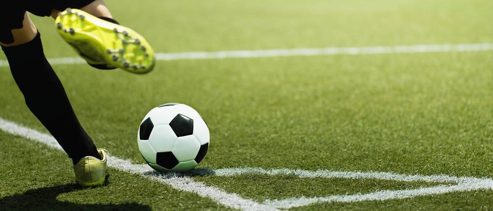 EM-Fußball-Test: Auf einem Rasen wird Fußball gespielt.
