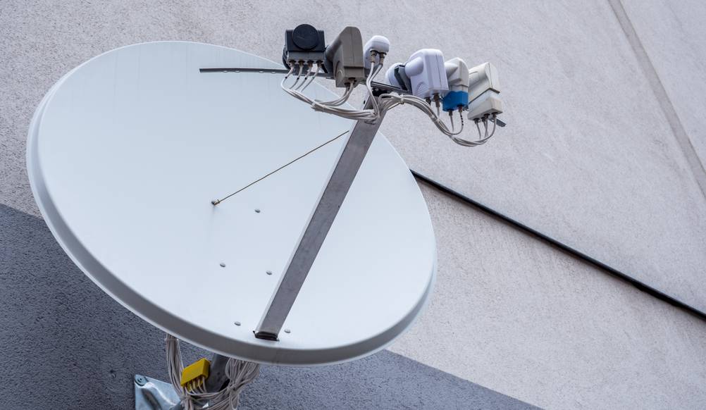 LNB-im-Test: Mehrere, verschiedene LNBs an einer Satellitenschüssel.