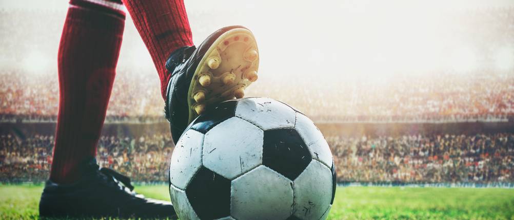 EM-Fußball-Test: Ein Fußballspieler stoppt den Fußball mit dem Fuß.