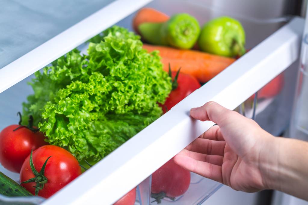 AEG-Kuehlschrank-Test: Eine volle Gemueseschublade in einem Kuehlschrank mit Salat, Tomaten, Paprika und Moehren.