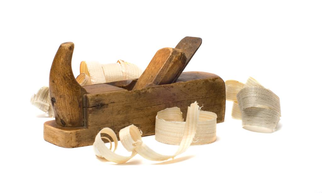Akku-Hobel im Test: Ein alter Holzhobel mit einigen großen Holzspänen