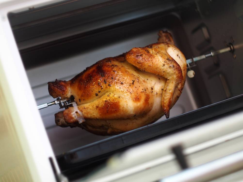 Mini-Backofen 30 Liter im Test: Krosses Hähnchen an einem Drehspieß im Mini-Backofen.