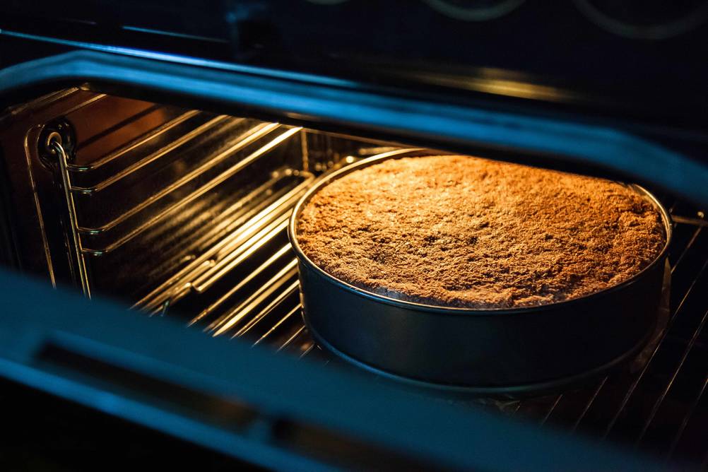 Exquisit-Backofen im Test: Kuchen in einer runden Form gebacken – zu sehen durch die leicht geöffnete Backofentür.