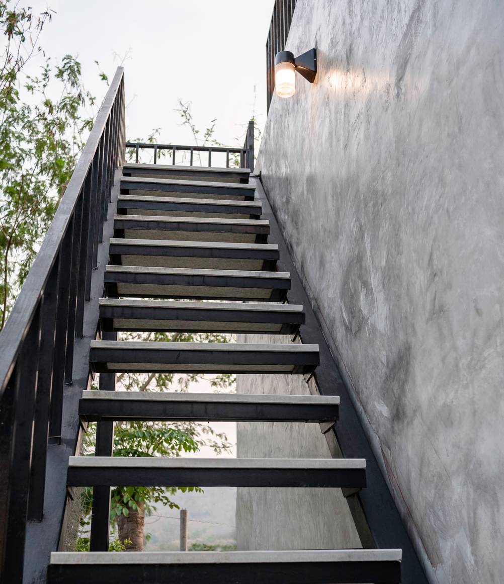 Außentreppe im Test: Metalltreppe mit eingelegten Betonplatten.