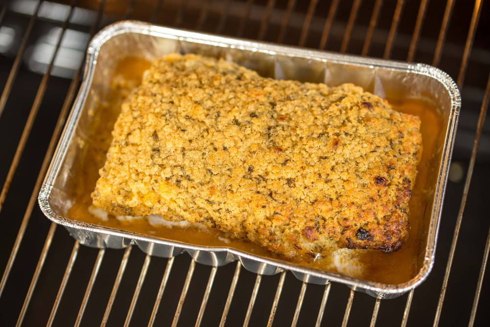 Steba-Minibackofen im Test: Ein Fischfertiggericht in einer Aluminiumschale steht auf dem Backrost.
