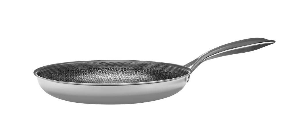 Test: Eine Pfanne mit Wabenstruktur ist vor einem weißen Hintergrund dargestellt.