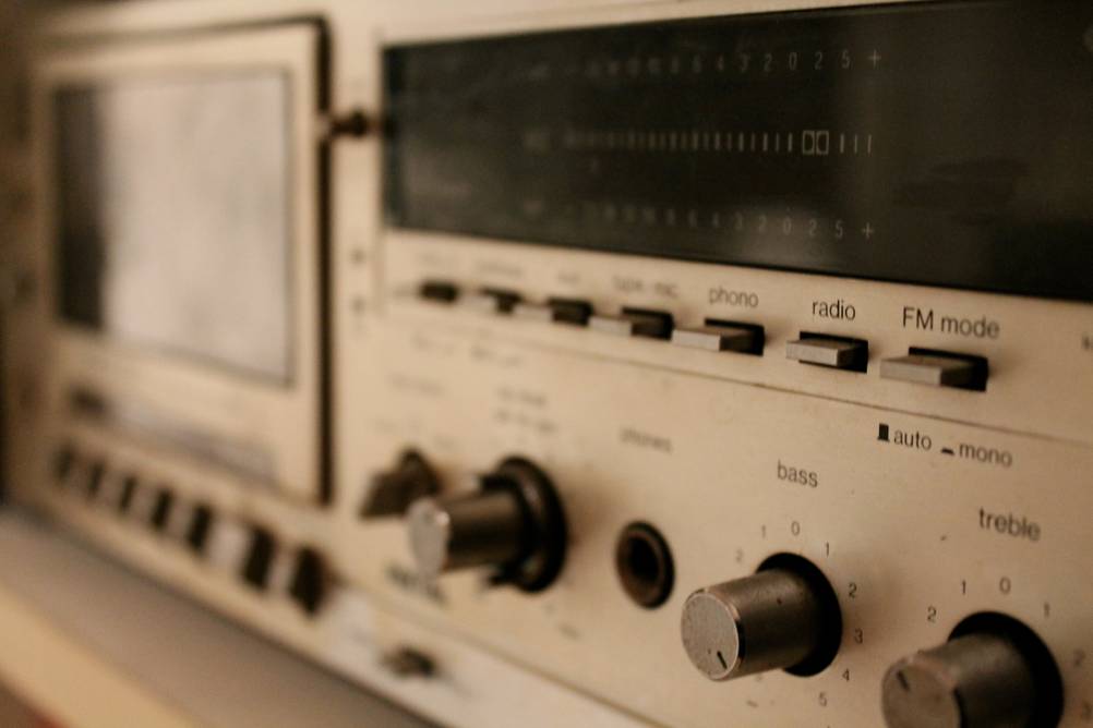 Stereo-Verstärker im Test: Bässe- und Höhenregler sind hier im Vordergrund gut erkennbar – weiter hinten ein integrierter CD-Player.