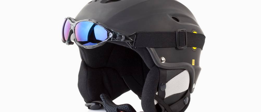 Black-Crevice-Skihelm-Test: Ein schwarzer Skihelm mit einer Brille darauf.