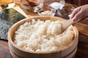 sushi-reis-in-holz-schachtel