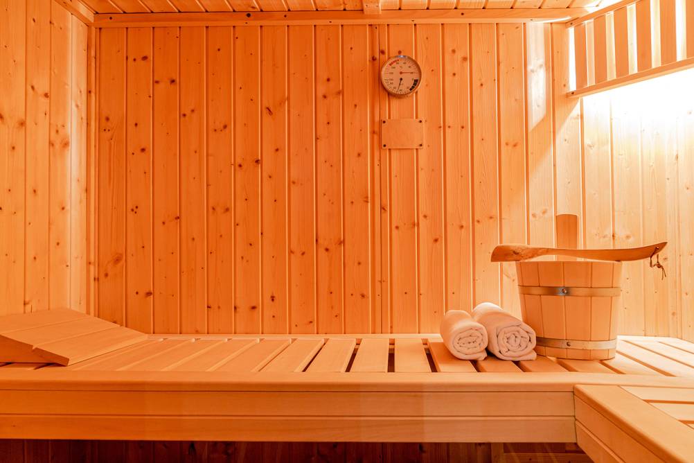 Sauna-Thermometer im Test: Kombinationsgerät in einer Sauna mit allen Angaben zu Temperatur und Luftfeuchtigkeit in einem Gehäuse.