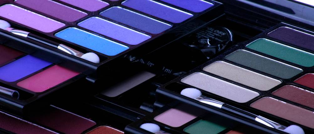 Zmile-Cosmetics-Test: Ein geöffneter Schminkkoffer mit verschieden farbigen Lidschatten darin. 