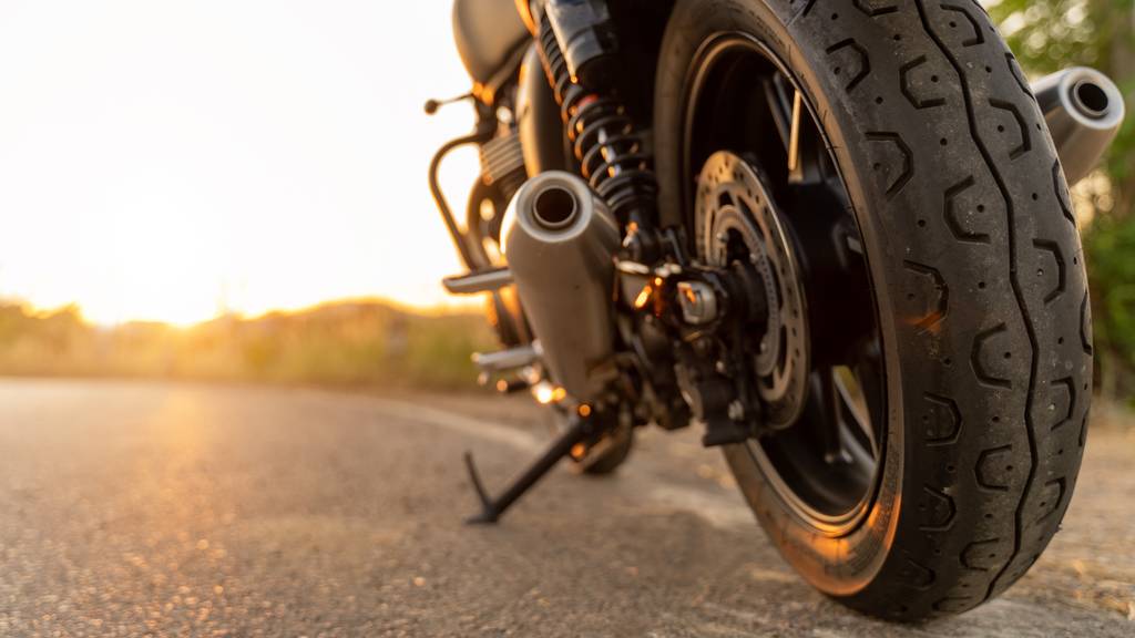 Motorrad, das auf der Straße abgestellt ist.
