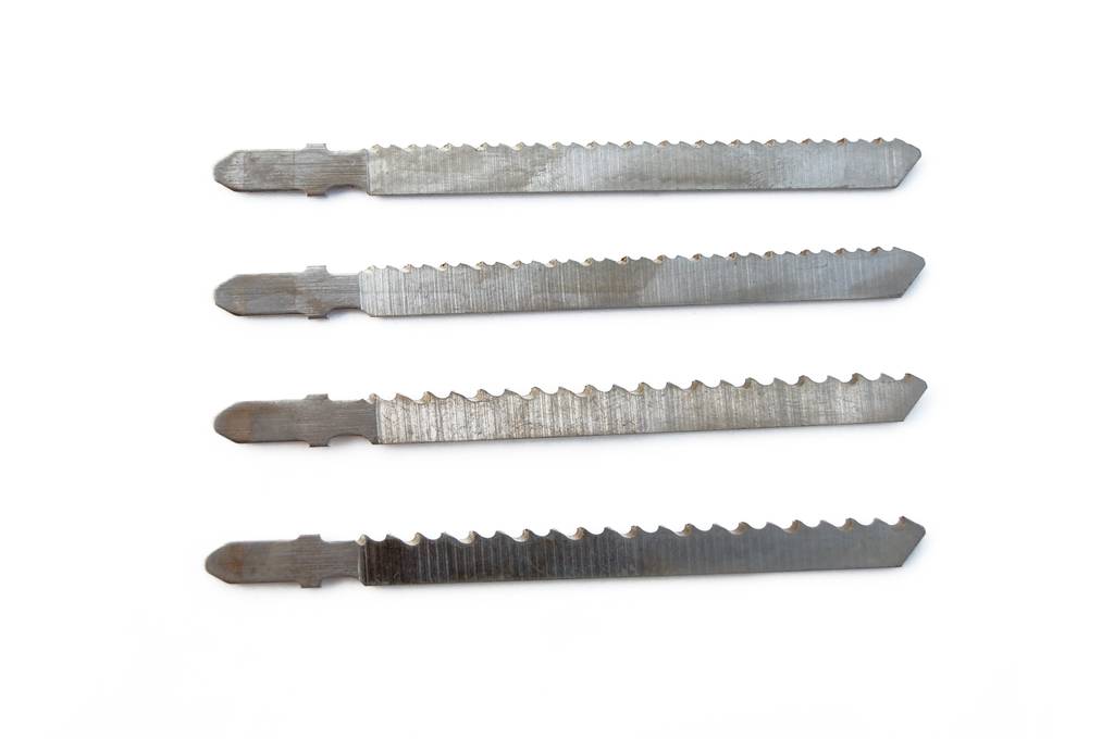 Stichsägeblatt im Test: vier Stichsägeblätter auf weißem Grund.