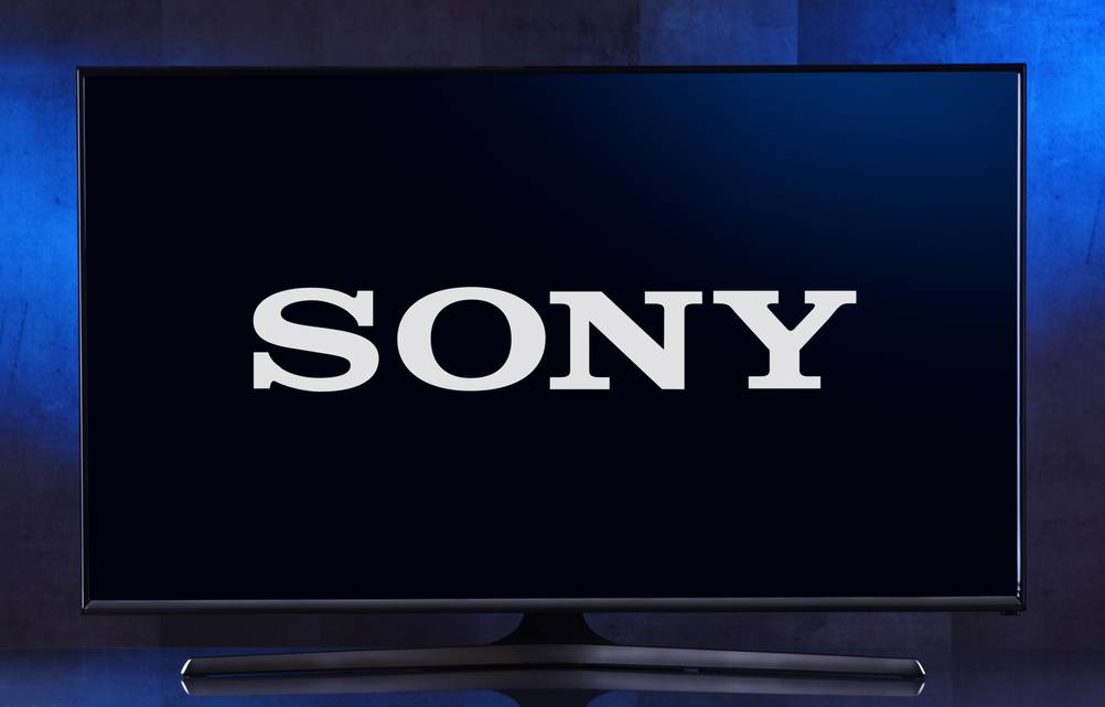 Sony-Fernseher-Test: TV mit großem Sony Schriftzug weiß auf schwarz