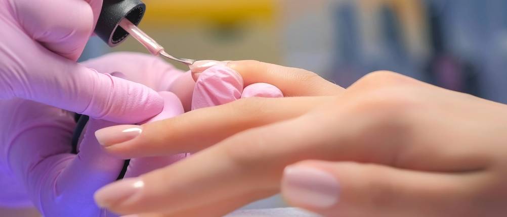 Nageldesign-Set-Test: Einer Frau werden die Nägel lackiert.