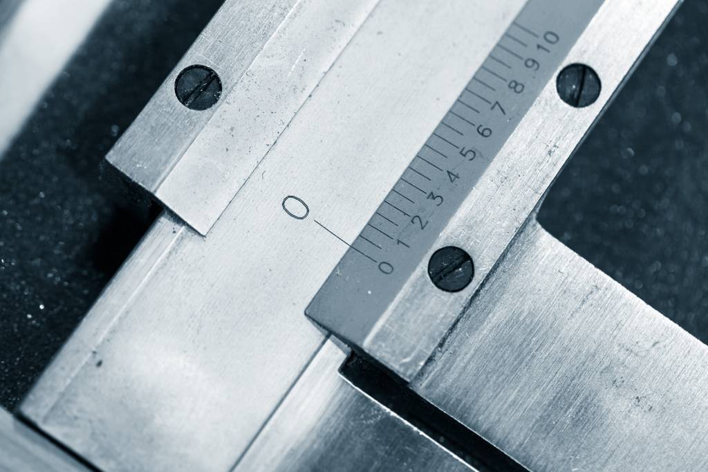 Messschieber analog im Test: Ein Messschieber wird auf den Nullpunkt eingestellt eine Lücke klafft.